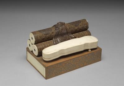 图片[2]-Zither-shaped box with decoration imitating scrolls, Qianlong reign (1736-1795), Qing dynasty-China Archive